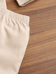 四件套男婴正装套装，包括白色针织长袖领衬衫（带领结）、装饰口袋长袖西装外套、单排扣马甲和松紧腰长裤。白色衬衫搭配米色西装，尽显优雅时尚，适合生日派对、节日、正式场合、婚礼、婚礼宾客、花童、伴郎以及开学季等场合。 - 杏色 - 查看 8