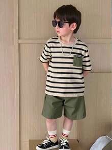 SHEIN Little Byeori 2件套男童休闲韩版宽松条纹撞色印花口袋圆领短袖T恤和纯色短裤套装，适合通勤、上学、日常休闲、运动、春夏穿着。 - 軍綠色 - 查看 6