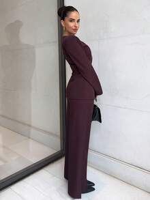Marta Soriano بدلة سيدات مكونة من بلوزر أحادي الصدر وبنطلون بلون واحد بسيط، مناسبة للمكتب والتنقل - عنابي اللون - مشاهدة 6