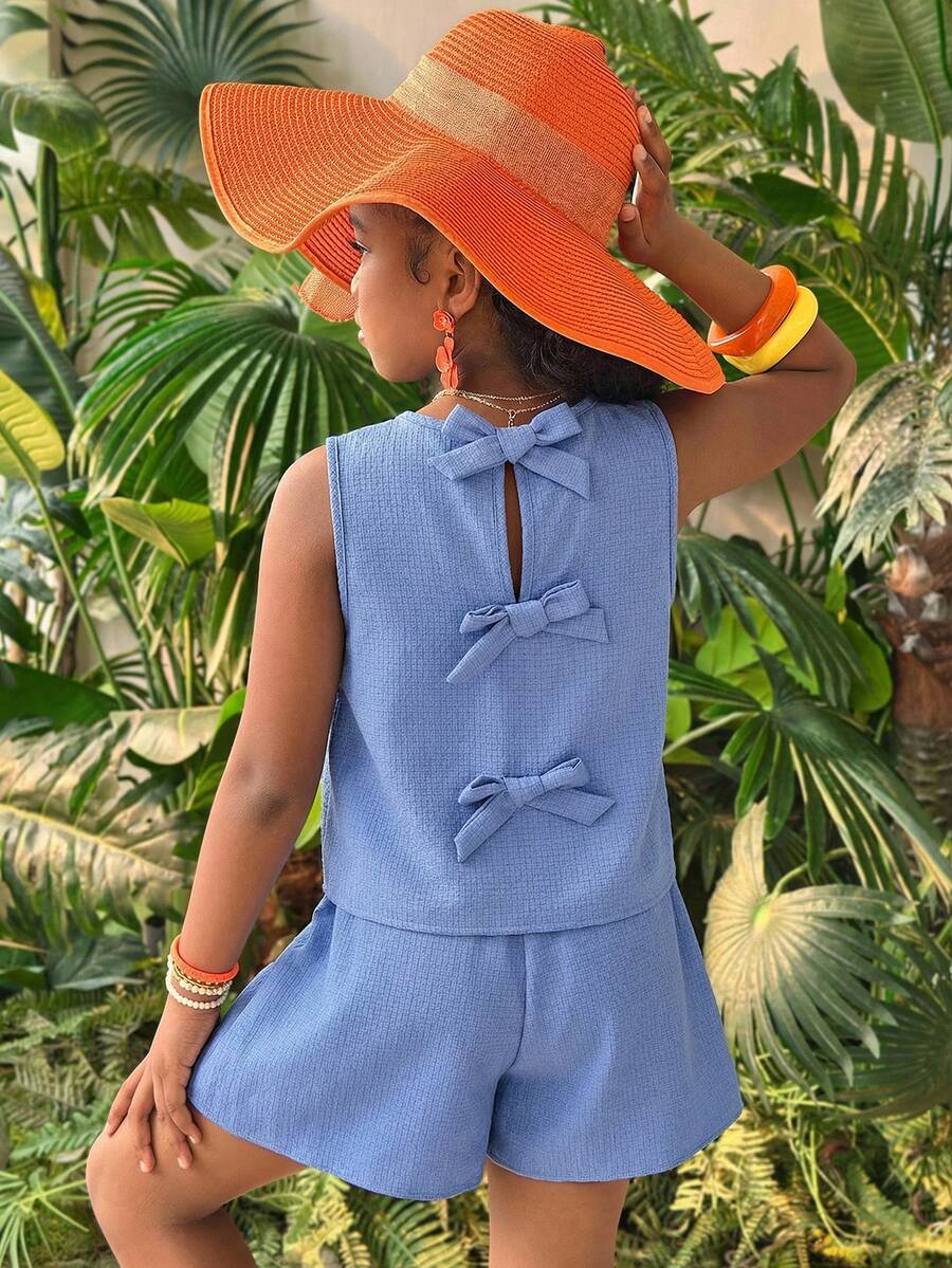 Bộ đồ 2 món cho bé gái tuổi teen: áo tank top cổ tròn chất liệu vải có họa tiết, thắt nơ sau lưng và quần short. - Màu xanh nhạt - Xem 1