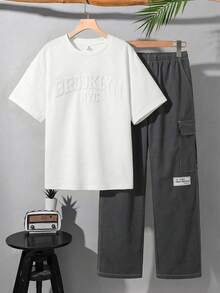 SHEIN 两件套青少年男童压花字母图案圆领短袖T恤，带工装口袋和撞色滚边灰色裤子，休闲运动套装，适合春夏季节度假、上学、聚会等场合。 - 灰色 - 查看 1