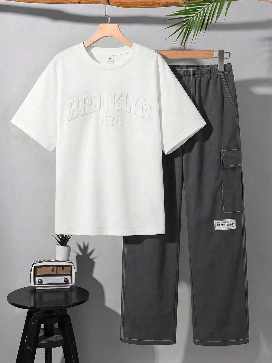 SHEIN 两件套青少年男童压花字母图案圆领短袖T恤，带工装口袋和撞色滚边灰色裤子，休闲运动套装，适合春夏季节度假、上学、聚会等场合。 - 灰色 - 查看 1
