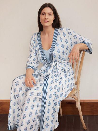 SHEIN Doze Lane طقم نسائي كبير الحجم مكون من 3 قطع: قميص كاميسول مزخرف بطبعة زهرية، بنطلون بيجاما، وروب