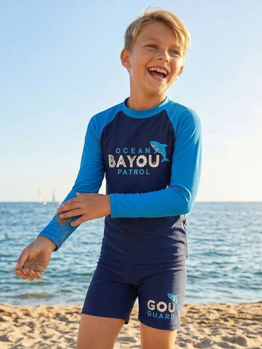 SHEIN Bộ đồ bơi hai mảnh dáng ôm họa tiết chữ cái dành cho bé trai tuổi teen, thích hợp cho mùa xuân/hè và các kỳ nghỉ biển.