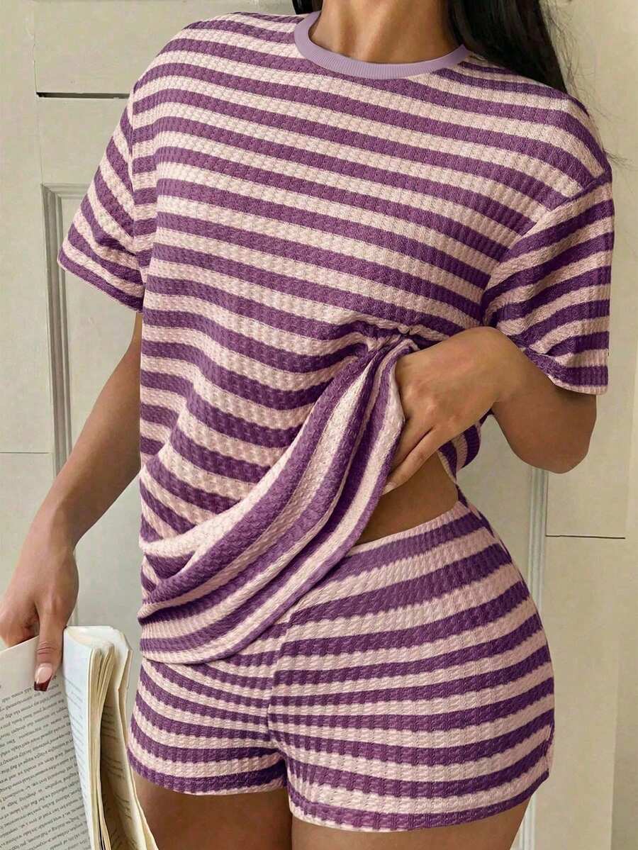 SHEIN EZwear Conjunto casual de 2 piezas de camiseta de manga corta de cuello redondo a rayas y pantalones cortos para mujer, de verano - Lila Púrpura - Ver 1