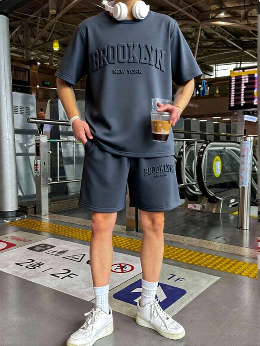 SHEIN 2件套青少年男童休闲3D立体字母印花圆领短袖T恤和短裤套装，适合通勤、上学、日常休闲、运动、春夏穿着。