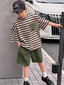 SHEIN Little Byeori 2件套男童休闲韩版宽松条纹撞色印花口袋圆领短袖T恤和纯色短裤套装，适合通勤、上学、日常休闲、运动、春夏穿着。 - 軍綠色 - 查看 4