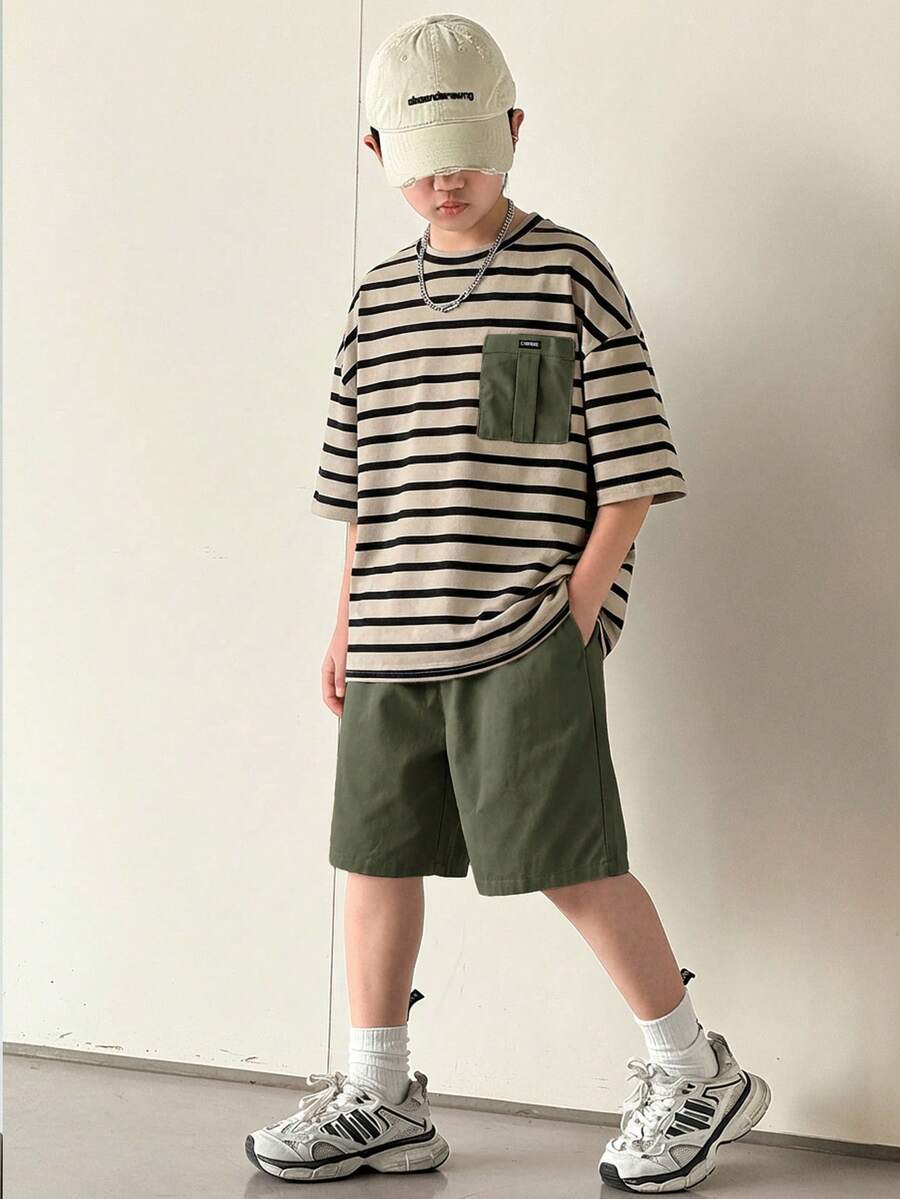 SHEIN Little Byeori 2件套男童休闲韩版宽松条纹撞色印花口袋圆领短袖T恤和纯色短裤套装,适合通勤、上学、日常休闲、运动、春夏穿着。 - 軍綠色 - 查看 1
