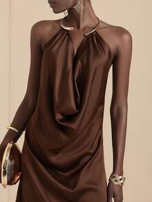 Lyxana Robe de soirée plissée à encolure ras-du-cou en métal pour femmes - Taupe - Voir 7