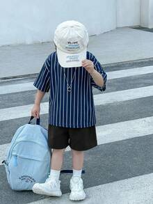 SHEIN 2件套男童休闲街头可爱卡通动物图案宽松圆领短袖白蓝条纹落肩T恤和蓝色短裤套装，适合春夏穿着 - 彩色 - 查看 7