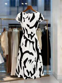 SHEIN Franclia Falda plisada de línea A con estampado casual y elegante para uso diario - Blanco y Negro - Ver 2