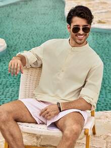 Mercer Haus Camisa henley de manga enrollada con patrón de moneda retro y vintage para hombres - Ligera, transpirable y versátil para uso casual en todas las estaciones - Caqui - Ver 3