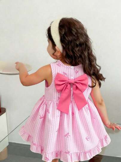 SHEIN 女婴夏季条纹连衣裙，柔和渐变色营造甜美氛围，经典条纹图案简约时尚，背部蝴蝶结装饰俏皮吸睛，宽松舒适，适合户外散步、居家休闲、亲子出游、派对等各种欢乐场合。