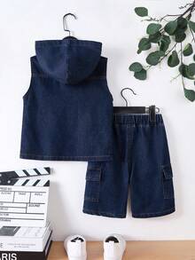 SHEIN 两件套幼儿男童牛仔背心和工装短裤套装，夏季新品，休闲街头风，深蓝色水洗牛仔布，适合返校穿着，松紧腰带+工装口袋设计，宽松直筒版型，柔软棉质牛仔面料，适合日常穿着、外出、上学和聚会等各种场合。 - 深色水洗藍 - 查看 3