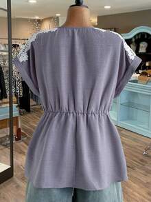 Rusticease Blusa casual versátil de uso diario con volantes y ribete de encaje para mujer de talla grande - Gris - Ver 3