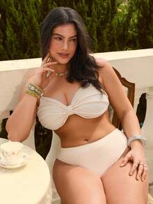 Swim Vcay 2026新款春夏米色可可色提花面料可拆卸肩带前裹式编织设计上衣搭配高腰后褶皱三角泳裤，女士泳装套装，适合夏季海滩度假。 - 米色 - 查看 1