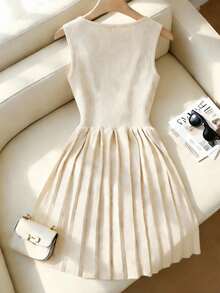 Franclia 女士休闲优雅日常百搭纯色无袖玫瑰金金属扣装饰修身短款褶皱针织连衣裙，春夏款 - 杏色 - 查看 2