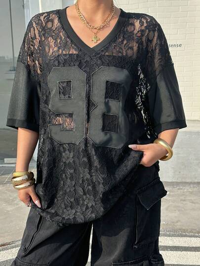 Muchica Áo thun nữ cỡ lớn màu đen kiểu dáng thường ngày với họa tiết thêu số và ren tương phản.