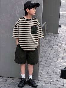 2件套男童休闲韩版宽松条纹撞色印花口袋圆领短袖T恤和纯色短裤套装，适合通勤、上学、日常休闲、运动、春夏穿着。 - 黑色 - 查看 5