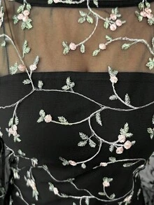 SHEIN Raffinéa 优雅刺绣花卉饰边抹胸连衣裙搭配薄纱罩衫，展现曼妙身姿，两件套设计，适合春夏派对和聚会穿着。 - 黑色 - 查看 8