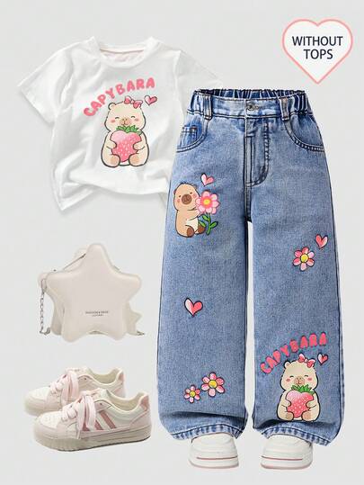 SHEIN Playful Pals Jeans de pierna recta con estampado de dibujos animados de capibara para niñas jóvenes, ¡moda casual linda y dulce recomendada! Tela de mezclilla azul clásica lavada, cómoda, con estampado de dibujos animados, talla grande llamativa, cintura alta con cintura elástica + diseño de decoración de cadena falsa, fácil de poner y quitar, estilo de pierna recta, forma de pierna favorecedora. Adecuado para salidas diarias, casual de campus, viajes de fin de semana, temporada de regreso a la escuela, vacaciones, etc., ¡haciendo que cada día del niño sea elegante y enérgico!