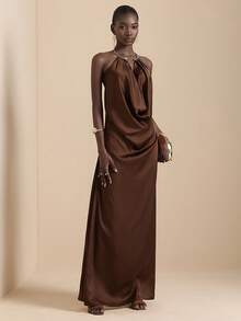 Lyxana Robe de soirée plissée à encolure ras-du-cou en métal pour femmes - Taupe - Voir 5