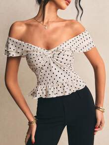 Poéselle 女士优雅波点印花前扭结露肩荷叶边下摆衬衫，夏季 - 杏色 - 查看 1