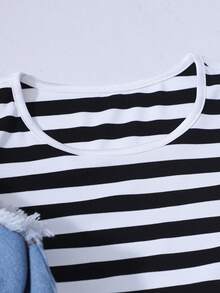 SHEIN Bộ 2 món cho bé gái tuổi teen: áo hai dây dệt kim sọc đen và áo khoác gile denim, set đồ thường ngày đi làm. Áo denim lửng màu xanh nhạt và váy slip dệt kim đen cho bé gái, set trang phục thường ngày đa năng. - Đen và trắng - Xem 7
