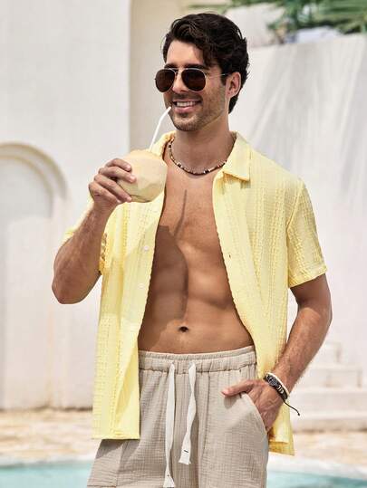 Mercer Haus 男士度假休闲风，INS 搭配针织钩编纹理绿色植物图案短袖休闲度假衬衫。纽扣门襟，尽显法式优雅浪漫气息的男士花卉印花短袖单排扣休闲衬衫，热带男士衬衫，男士精美衬衫，男士图案衬衫，男士热带衬衫，男士黄色衬衫，男士复古衬衫，针织衬衫，适合夏季夏威夷热带度假穿着。