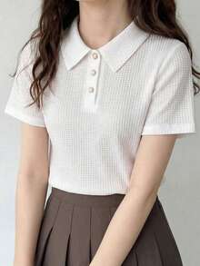 DAZY 女士华夫格针织半拉链 Polo 领纹理面料装饰领金属纽扣宽松 T 恤 夏季 - 白色 - 查看 2