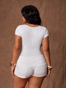 Rustia Camiseta Branca Elegante e Chique para Mulheres, Gola V Profunda, Manga Bufante, Alta Elasticidade, Estampa Vazada, Cadarço, Ideal para Uso Externo e Sexy - Branco - Visão 2