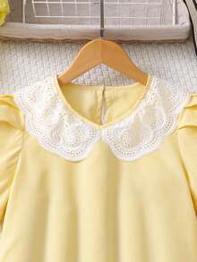 SHEIN 这款少女蓝白条纹连衣裙，设计亮点包括大蕾丝彼得潘领和泡泡袖，搭配蓝白细条纹面料，清新活泼，兼具少女的甜美与优雅。它属于春夏常见的“甜美法式淑女风”，适合日常通勤、周末郊游和轻度社交场合。这款连衣裙优雅清新，是春夏经典流行款式之一。 - 黃色 - 查看 4