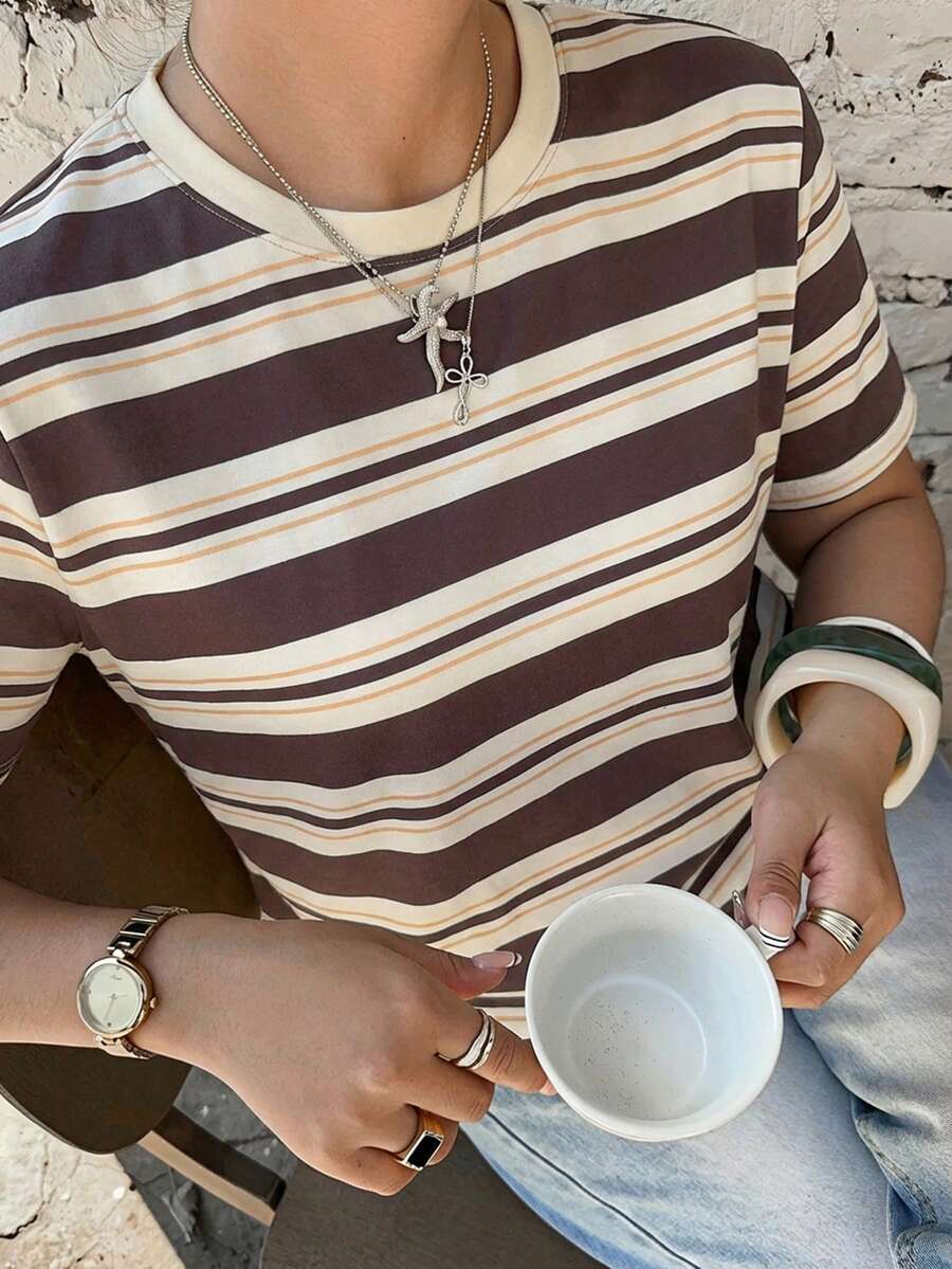 Dazy Plus Camiseta de mujer de talla grande con estilo callejero, de manga corta, cuello redondo, con bloques de color contrastante y rayas, para primavera/verano - Óxido marrón - Ver 1