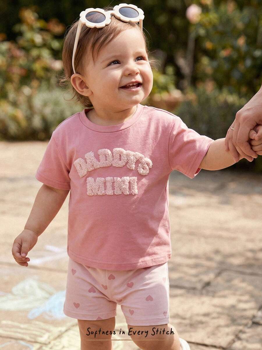 Cozy Pixies 女婴夏季休闲度假及日常穿着刺绣字母T恤和爱心印花短裤套装 - 彩色 - 查看 1