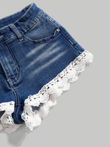 ROMWE Shorts vaqueros de mujer de talle bajo y súper cortos con parches de encaje, para primavera/verano y vacaciones informales - Lavado ligero - Ver 2