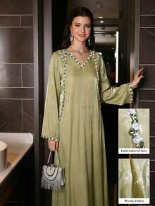 Al Najma Vestido largo de manga larga con diseño de cuello hueco, bordado pesado y ribete de encaje suelto en color verde francés para mujer - Verde militar - Ver 9