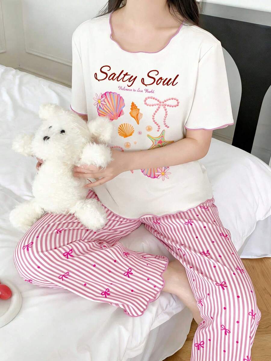 Genkimix Kids Bộ đồ ngủ cho bé gái tuổi teen, áo thun trắng in hình vỏ sò và nơ, viền ren hồng tương phản, kết hợp với quần ống rộng in họa tiết sọc và nơ, gấu quần xếp ly, đồ mặc nhà thoải mái. - Hồng - Xem 1