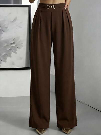 SHEIN Raffinéa 女士夏季新款通勤职场简约棕色金属扣阔腿西装裤。采用光滑挺括的西装面料，高腰设计，腰部饰有金属扣，前中褶裥，宽松阔腿裤型，兼具利落精致的气质。适合职场通勤、商务会议或半正式场合穿着。属于百搭棕色西装裤、高腰金属扣优雅长裤和垂坠显瘦阔腿裤的范畴。