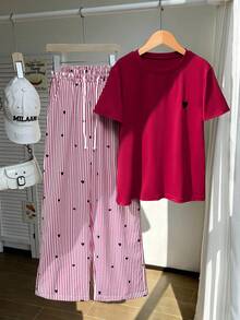 SHEIN 这款浅紫色短袖T恤+阔腿裤套装专为少女设计，上衣采用简约的圆领短袖设计，饰以黑色小爱心，清新俏皮；裤子以紫色为底，搭配黑色竖条纹阔腿裤，裤身印满爱心图案，宽松简约的版型，整体色调柔和，甜美而不腻人，适合居家日常穿着或短途外出。 - 紅色 - 查看 8