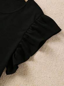 SHEIN LUNE 大码女式夏季休闲度假风黑色荷叶边袖口上衣和印花纸袋腰短裤两件套 - 黑色 - 查看 4