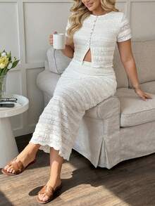 Easowa Curve Ensemble 2 pièces pour femmes grandes tailles : T-shirt décontracté d'été à col rond, boutonné devant, fendu, de couleur pêche, et robe droite à jupe évasée en tissu jacquard texturé avec dentelle. Une tenue élégante de villégiature décontractée pour femmes. - Nude - Voir 7