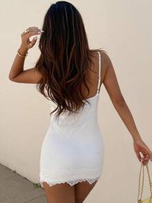 DAZY 女士性感度假风白色撞色蕾丝修身迷你吊带裙，夏季 - 白色 - 查看 3