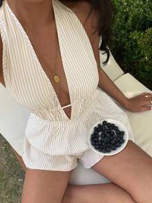 Sunnyshic Bộ jumpsuit nữ màu xanh sọc cổ chữ V sâu, xếp ly, hở lưng, gợi cảm, phong cách thời trang châu Âu và Mỹ thanh lịch cho kỳ nghỉ. - Màu be - Xem 6