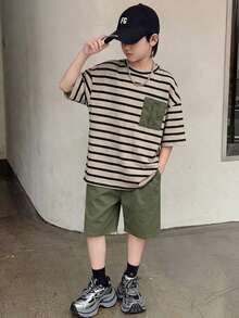 SHEIN Little Byeori 2件套男童休闲韩版宽松条纹撞色印花口袋圆领短袖T恤和纯色短裤套装，适合通勤、上学、日常休闲、运动、春夏穿着。 - 軍綠色 - 查看 8