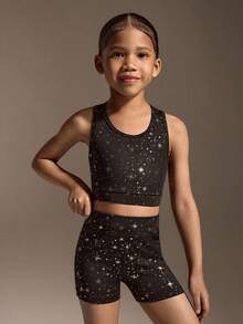 SHEIN Bộ áo tank top và quần short màu đen dành cho bé gái này có điểm nhấn màu vàng lấp lánh, tạo thêm vẻ rạng rỡ cho trang phục thể thao. Được làm từ chất liệu mềm mại, co giãn, đảm bảo sự thoải mái khi vận động trong giờ chơi, những buổi đi chơi thường ngày và các hoạt động nhẹ nhàng. - màu đen - Xem 3