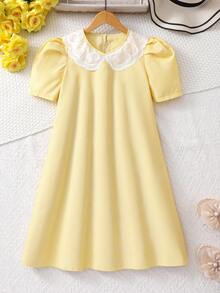 SHEIN 这款少女蓝白条纹连衣裙，设计亮点包括大蕾丝彼得潘领和泡泡袖，搭配蓝白细条纹面料，清新活泼，兼具少女的甜美与优雅。它属于春夏常见的“甜美法式淑女风”，适合日常通勤、周末郊游和轻度社交场合。这款连衣裙优雅清新，是春夏经典流行款式之一。 - 黃色 - 查看 3