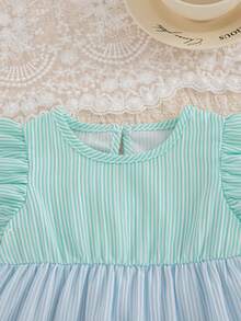 SHEIN Robe d'été pour bébé fille avec blocs de couleurs texturés, rayures et patchwork, ourlet à volants superposés, design de manches à volants doux, convient pour les fêtes d'été/les vacances - Multicolore - Voir 3