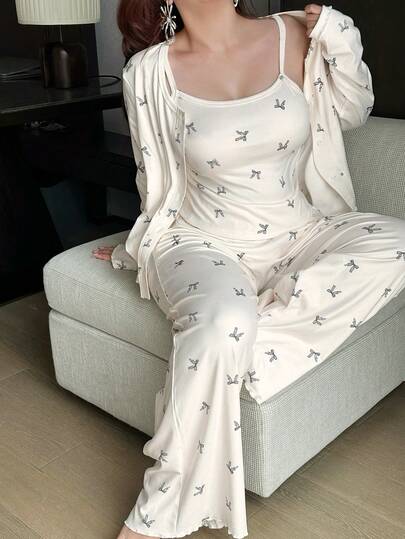 Dazy Plus Bộ đồ ngủ 3 món in họa tiết nơ, gồm áo khoác cardigan, áo hai dây và quần dài, cỡ lớn dành cho nữ, thích hợp cho mùa xuân/hè.