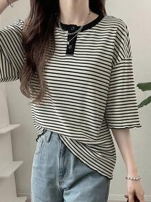 FRIFUL 女士波浪条纹宽松撞色滚边短袖T恤，夏季休闲装 - 黑與白 - 查看 3