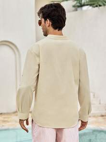 Mercer Haus Camisa henley de manga enrollada con patrón de moneda retro y vintage para hombres - Ligera, transpirable y versátil para uso casual en todas las estaciones - Caqui - Ver 2